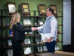 Transworld Franchise Business Advisors shaking hands.